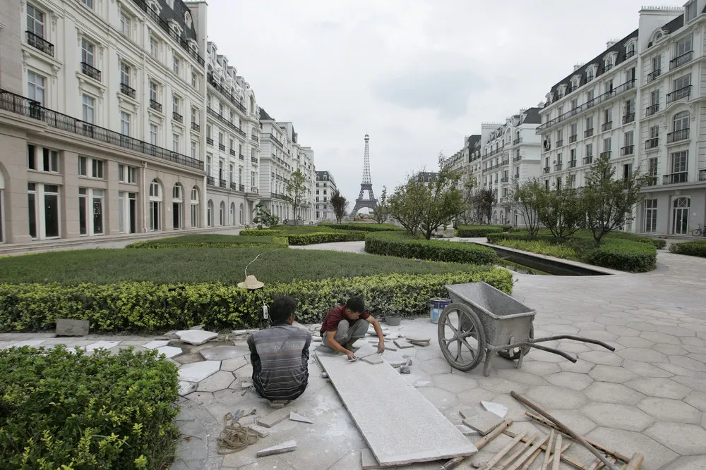 Replica of Paris in China Becomes Ghost Town