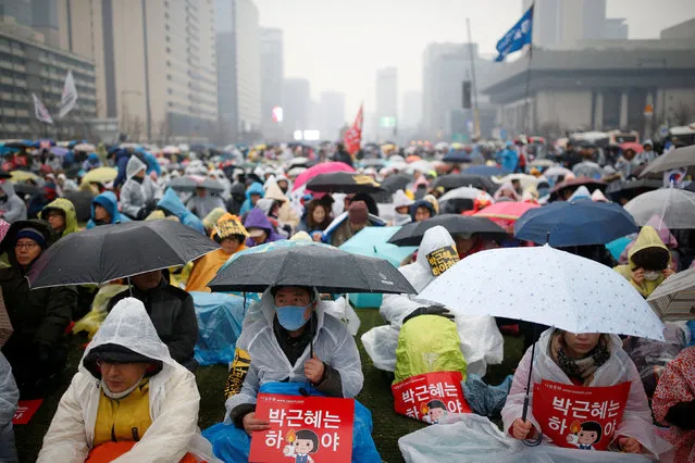 People attend a protest calling for Park Geun-hye to step down as it snows in Central Seoul, South Korea, November 26, 2016. (Photo by Kim Kyung-Hoon/Reuters)