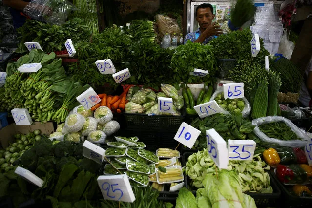 A vender sorts vegetable at a market in Bangkok, Thailand, September 27, 2016. (Photo by Athit Perawongmetha/Reuters)