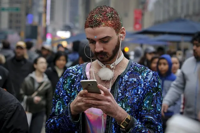 A man checks his phone on 34th Street the day after Christmas in the Manhattan borough of New York December 26, 2015. (Photo by Carlo Allegri/Reuters)