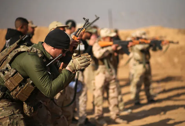 Members of the U.S. Army Special Forces provide training for Iraqi fighters from Hashid Shaabi at Makhmur camp in Iraq December 11, 2016. (Photo by Mohammed Salem/Reuters)