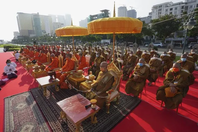 Buddhist monks join together with civil servants during a Buddhist ceremony titled “100 Years of the Father of National Independence” in Phnom Penh, Cambodia, Monday, October 31, 2022. The royal ceremony is in honor of the late King Norodom Sihanouk, seen as the father of Cambodian independence, on what would have been his 100th birthday. (Photo by Heng Sinith/AP Photo)