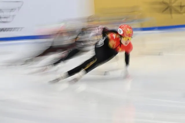 China's Gong Li (R) leads during the women's 1500m quarterfinals event at the ISU World Cup Short Track Speed Skating in Seoul on December 15, 2023. (Photo by Jung Yeon-je/AFP Photo)