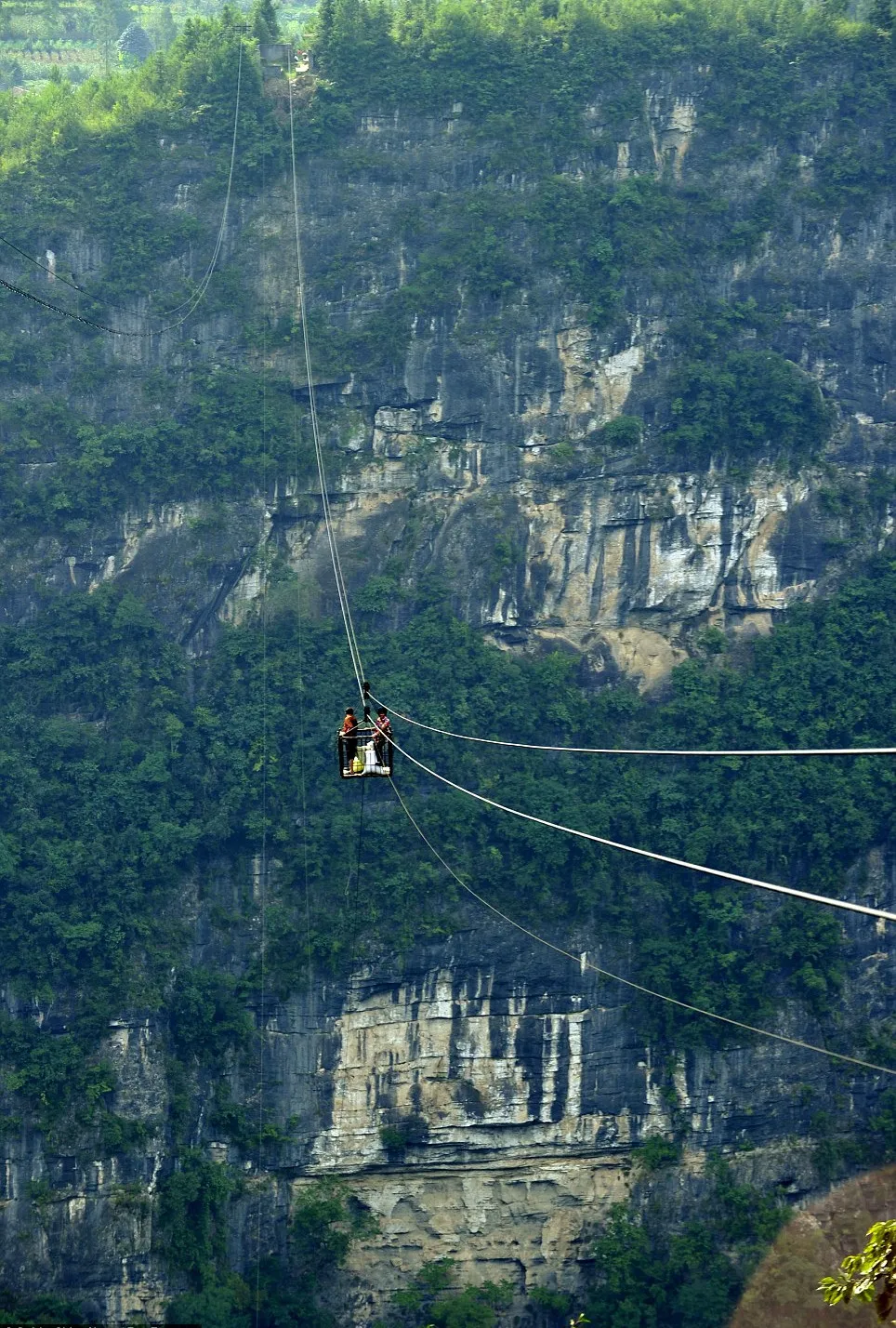 chinese-villagers-zip-line