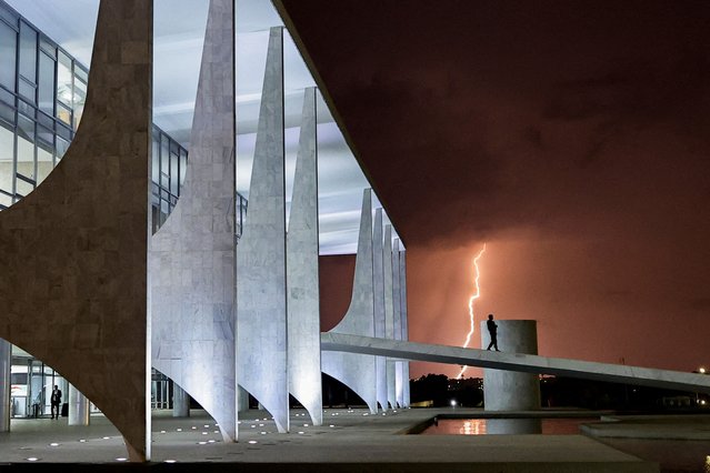 Lightning illuminates the sky above the Planalto Palace in Brasilia, Brazil on September 28, 2023. (Photo by Ueslei Marcelino/Reuters)