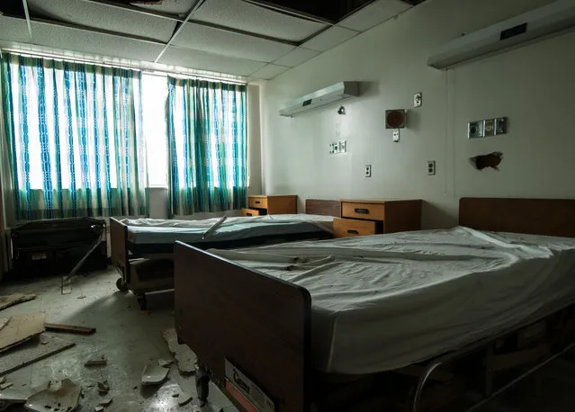 A deserted room in Detroit Hope Hospital, trashed vandals and plundered by thieves, Michigan. (Photo by Jonny Joo/Barcroft Media)