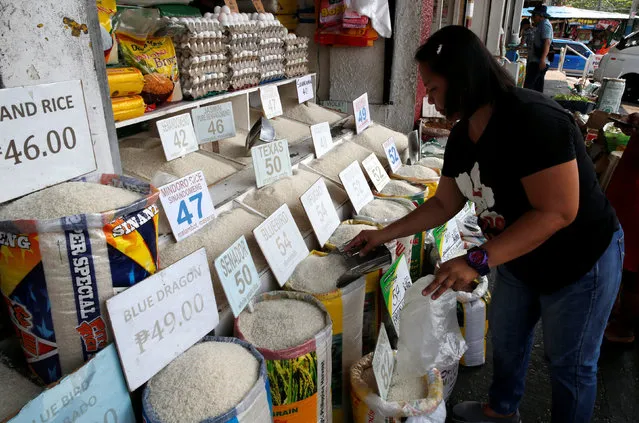 A vendor scoops a local rice variety she is selling at a food market in Manila, Philippines April 29, 2016. (Photo by Erik De Castro/Reuters)