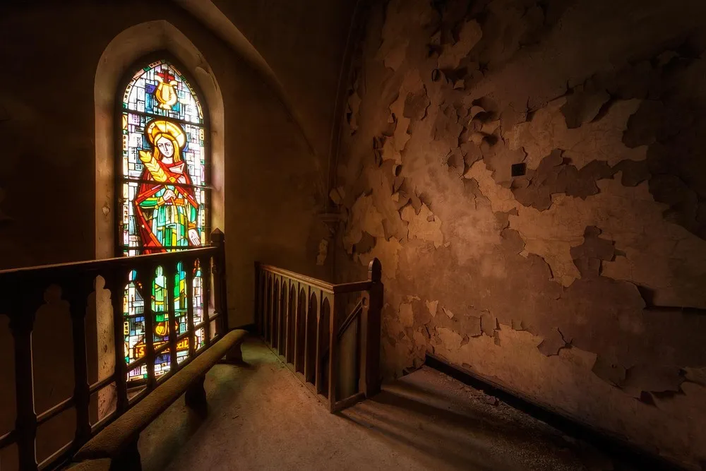 Urban Explorer Finds Beauty in Decay