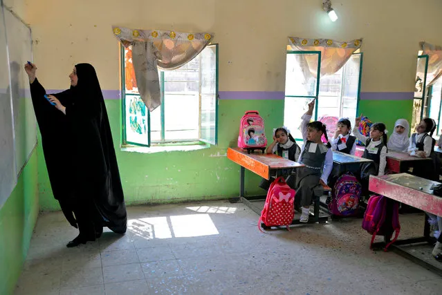 Pupils attend a class on their first day of school in the holy Shiite city of Najaf in central Iraq on September 30, 2019. (Photo by Haidar Hamdani/AFP Photo)