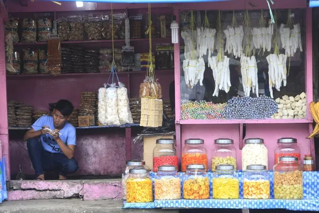 An Indonesian fruit vendor waits for customers at a street in Bogor, Indonesia, 24 May 2016. According to the Central Statistics Agency (BPS), Indonesia's inflation rate in April was the lowest rate this years. The Indonesian inflation rate recorded at 3.78 percent in April, while March's rate was 4.45 percent. Indonesia's central bank targets inflation at 3-5 percent this year. (Photo by Adi Weda/EPA)