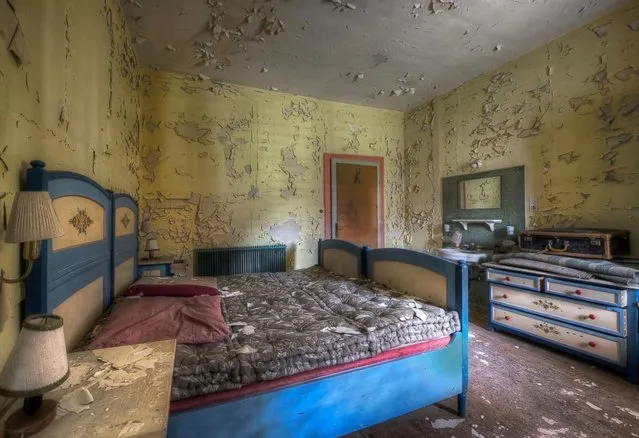 Whatever you do, don't fall asleep – Colorful hotel room left to decay. (Photo by Niki Feijen)