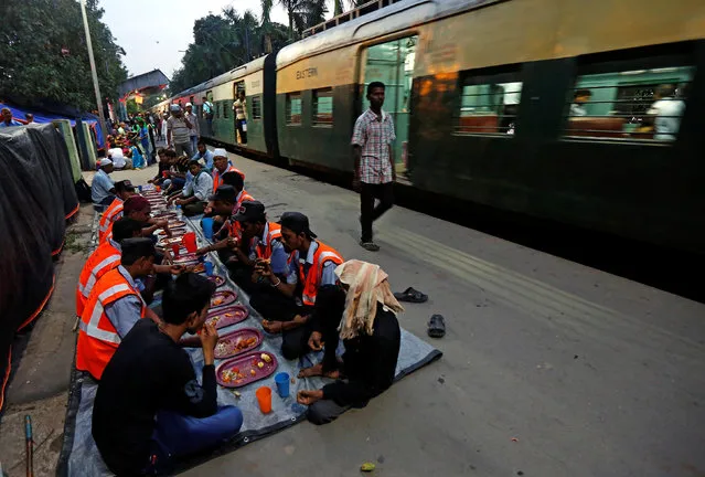 Security guards eat Iftar meals on a railway platform during the holy fasting month of Ramadan in Kolkata, India on June 13, 2017. (Photo by Rupak de Chowdhuri/Reuters)