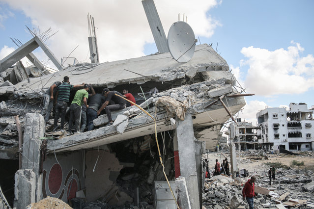 Palestinians search a collapsed building following an Israeli strike in the east of the refugee camp in al-Bureij, central Gaza, on Wednesday, September 18, 2024. The US Secretary of State is in Egypt Sept. 17-19 to meet with Egyptian officials to discuss ongoing efforts to reach a cease-fire in Gaza, according to a State Department statement. (Photo by Ahmad Salem/Bloomberg)