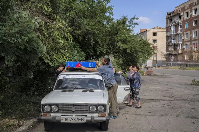 Local residents load a car before evacuating from Slovyansk, eastern Ukraine, Saturday, June 4, 2022. (Photo by Bernat Armangue/AP Photo)