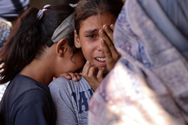 Children react following an Israeli strike on a school sheltering displaced Palestinians in Falluja near the Jabalia refugee camp in the norther Gaza Strip on September 26, 2024, amid the ongoing war between Israel and the Hamas militant group. (Photo by Omar Al-Qattaa/AFP Photo)