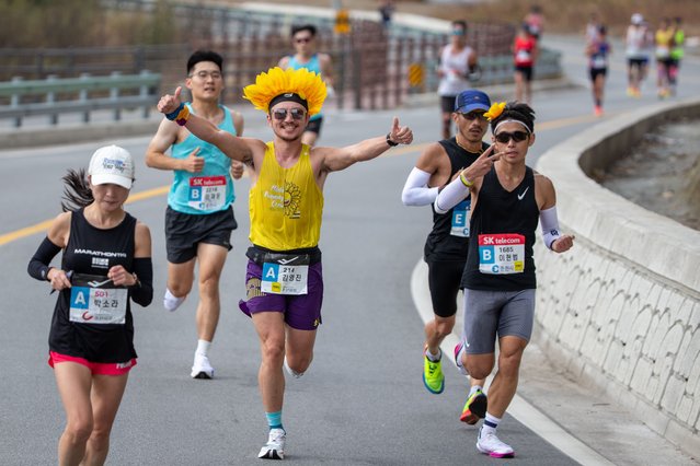 Participants are running in the “2024 Chosun Ilbo Chuncheon Marathon” held in Chuncheon, Gangwon-do on October 27, 2024. One participant is smiling brightly while raising his thumb. (Photo by Jang Yeon-seong)