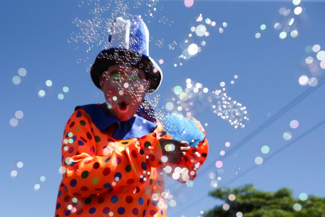 A clown performs during the opening parade of the festivities of El Divino Salvador del Mundo (The Divine Savior of The World), patron saint of the capital city of San Salvador, El Salvador on August 1, 2022. (Photo by Jose Cabezas/Reuters)