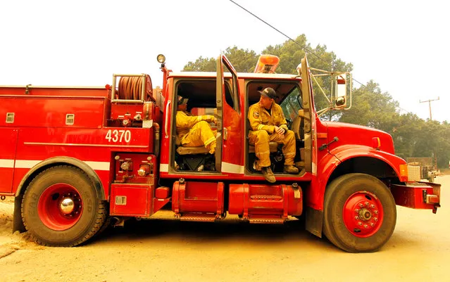 Cal Fire firefighters from Fresno wait to be assigned during the Soberanes Fire in the evacuated Palo Colorado area north of Big Sur, California, U.S. July 25, 2016. (Photo by Michael Fiala/Reuters)