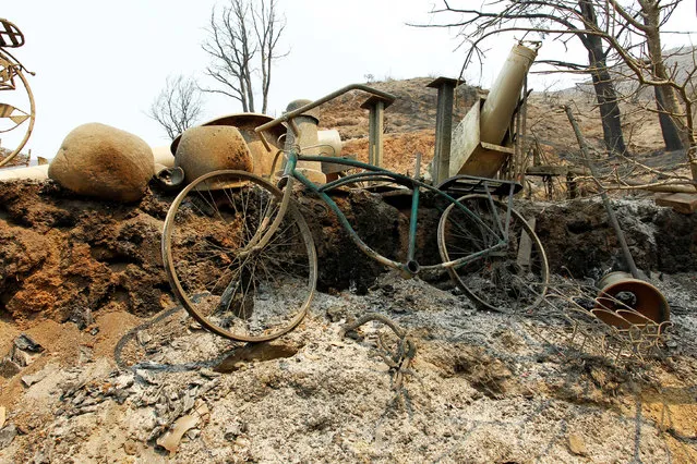 A bicycle sits among the debris at a destroyed home after the Soberanes Fire burned through the Palo Colorado area, north of Big Sur, California, July 31, 2016. (Photo by Michael Fiala/Reuters)