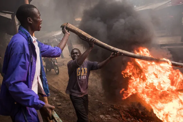 Opposition supporters burn tires in protest for presidential candidate Raila Odinga, in the Kibera slum on October 25, 2017 in Nairobi, Kenya. (Photo by Andrew Renneisen/Getty Images)