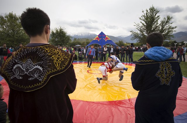 Athletes compete in Kazakh national wrestling in a park during the Apple Festival  held in conjunction with the City Day celebrations in Almaty, Kazakhstan, September 20, 2015. (Photo by Shamil Zhumatov/Reuters)