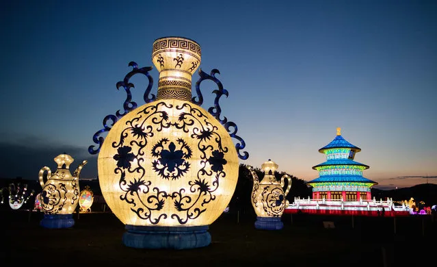 Illuminated Chinese sculptures are seen at the China Lantern Festival “China Magic – Festival of Light” in Vienna on September 1, 2016. The show is taking place from September 1 to 9, 2016 in Vienna. (Photo by Georg Hochmut/AFP Photo)