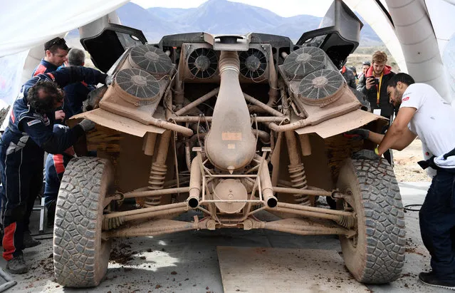 Peugeot' s mechanics repair a car at the end of Stage 8 of the 2018 Dakar Rally between Uyuni and Tupiza, Bolivia, on January 14, 2018. (Photo by Franck Fife/AFP Photo)