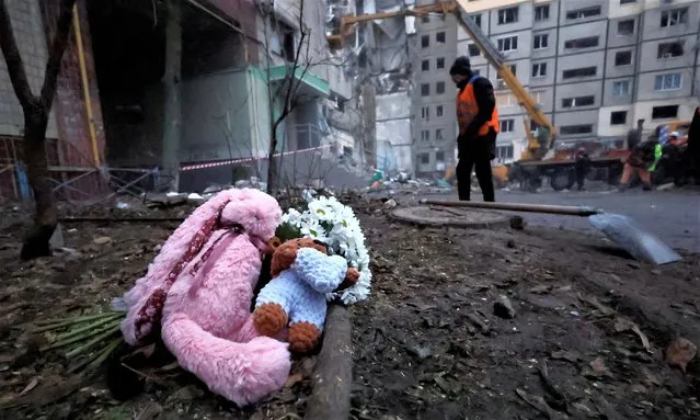 Tributes are left at the site where an apartment block was heavily damaged by a Russian missile strike, amid Russia's attack on Ukraine, in Dnipro, Ukraine on January 16, 2023. (Photo by Clodagh Kilcoyne/Reuters)