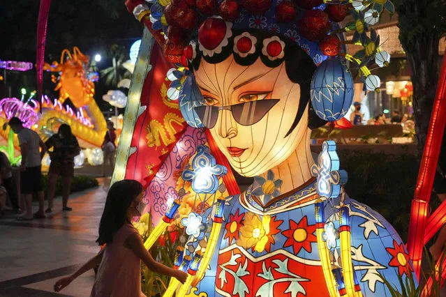 A girl looks an installation during a lantern festival to celebrate the upcoming Chinese New Year at a shopping mall in Tangerang, Indonesia, Saturday, January 21, 2023. People of Chinese descent in the world's most populous Muslim country are preparing to celebrate the lunar New Year of the Rabbit on Jan. 22. (Photo by Tatan Syuflana/AP Photo)