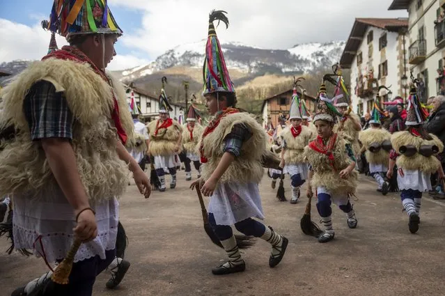 People dressed up as Bellringer carrying sheep furs and big cowbells tied to their backs perform during the celebration of an ancient traditional carnival on January 30, 2023 in Ituren, Spain. The celebration of Ituren and Zubieta in Navarra mark the beginning of the Carnival season in the region. During the ceremony the bellringers (Joaldun in Basque) from Ituren meet their counter-part from Zubieta to parade in the streets, shaking cow bells to drive away evil spirits and hoping for good harvest. (Photo by Gari Garaialde/Getty Images)