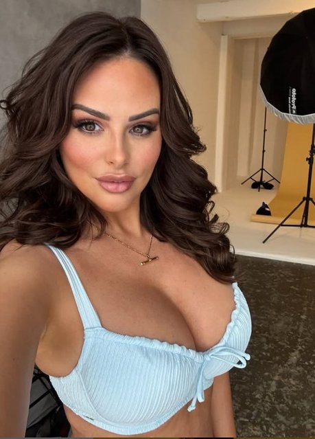 British modrl Rhian Sugden shows in the last decade of August 2025 off “life changing” boob job as she poses in same bikini for before and afte. The former Page 3 model has admitted her husband misses her bigger boobs. (Photo by @rhiansuggers/Instagram)