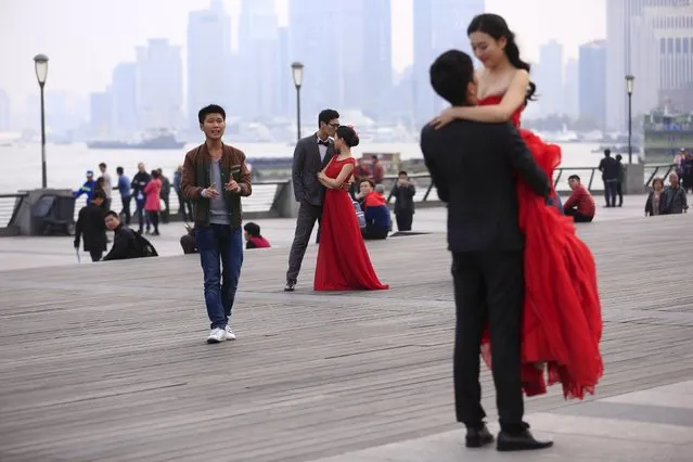 Couples prepare to have their photos taken on the Bund in Shanghai, China, November 3, 2015. (Photo by Aly Song/Reuters)
