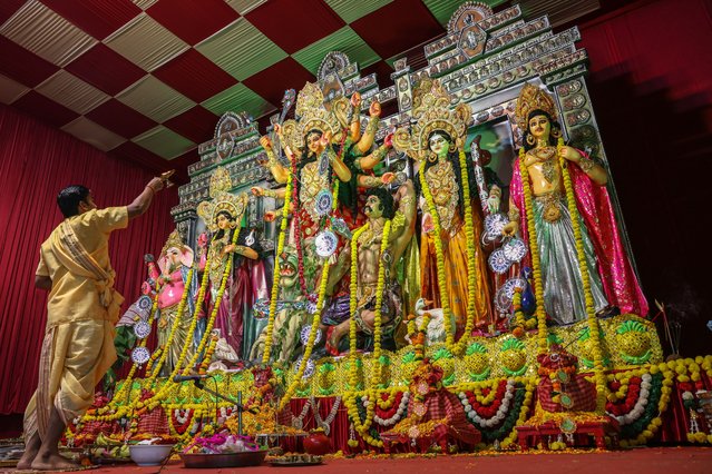 An Indian priest performs the religious ritual of arti to worship Goddess Durga during the Durga Puja festival in Mumbai, India, 29 September 2025. The five-day-long Hindu festival is widely celebrated in the Indian states of West Bengal, Assam, Jharkhand, Orissa, and Tripura. Durga Puja culminates in the immersion of the idols of the Hindu Goddess Durga, who symbolises power and the triumph of good over evil in Hindu mythology. (Photo by Divyakant Solanki/EPA)