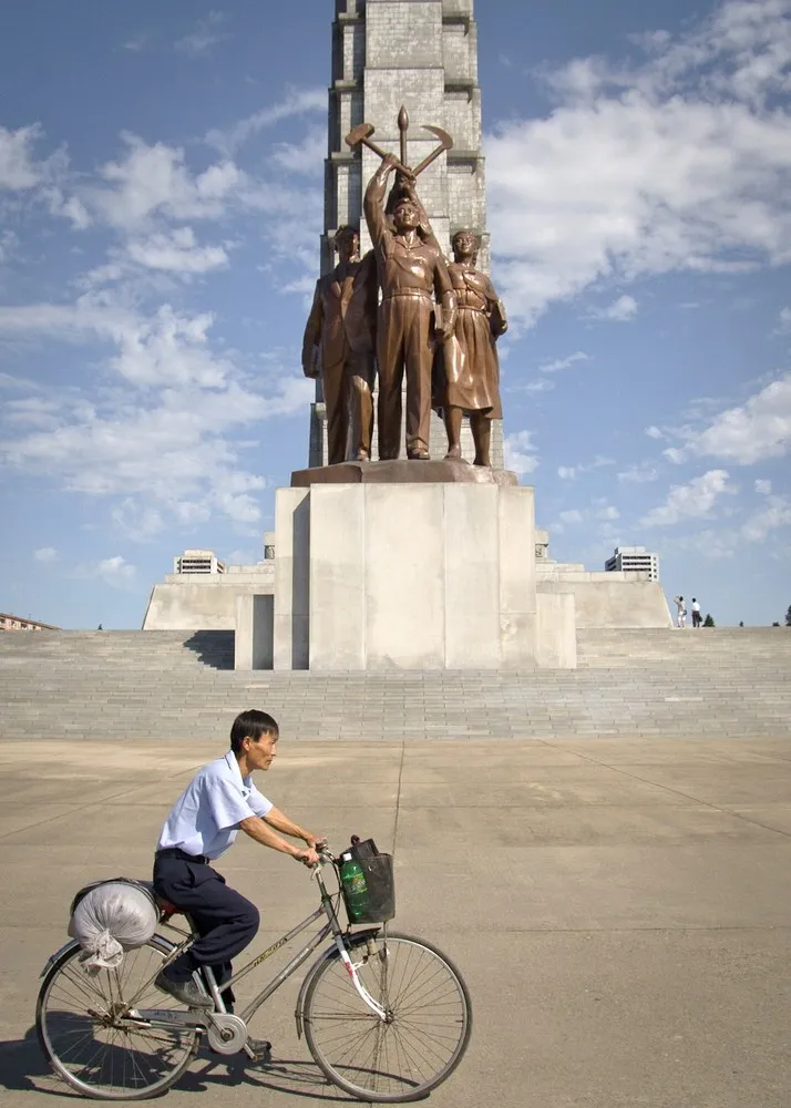 Daily Life in North Korea (54 Photos)