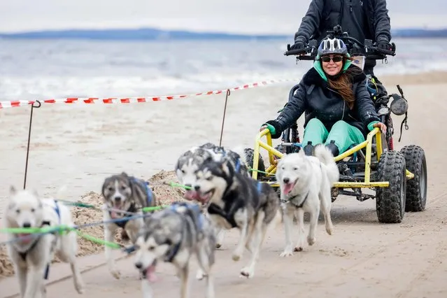 Simone Thomalla during the sled dog race (Schlittenhunderennen) as part of the “Baltic Lights” charity event on March 5, 2022 in Heringsdorf, Germany. The annual event hosted by German actor Till Demtroeder supports the world aid foundation “Welthungerhilfe”. (Photo by Franziska Krug/Getty Images for ExperiArts Entertainment)