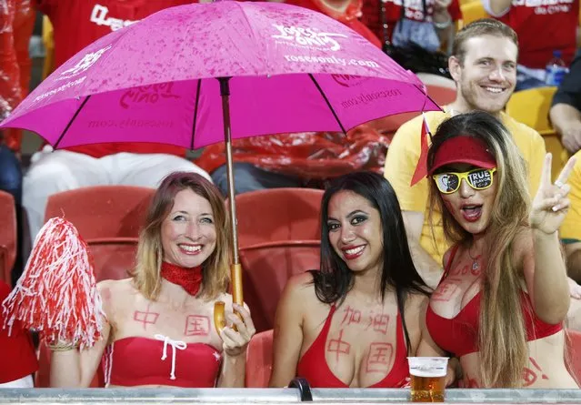 Spectators smile before the Asian Cup quarter-final soccer match between China and Australia at the Brisbane Stadium in Brisbane January 22, 2015. (Photo by Edgar Su/Reuters)