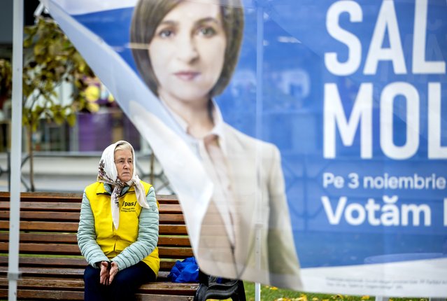 An elderly woman sits on a street bench behind a party campaign tent in downtown Chisinau, Moldova, 31 October 2024. Moldova will hold the second round of presidential election, between incumbent Moldovan President Maia Sandu and former prosecutor general Alexandr Stoianoglo, on 03 November 2024. (Photo by Dumitru Doru/EPA/EFE)