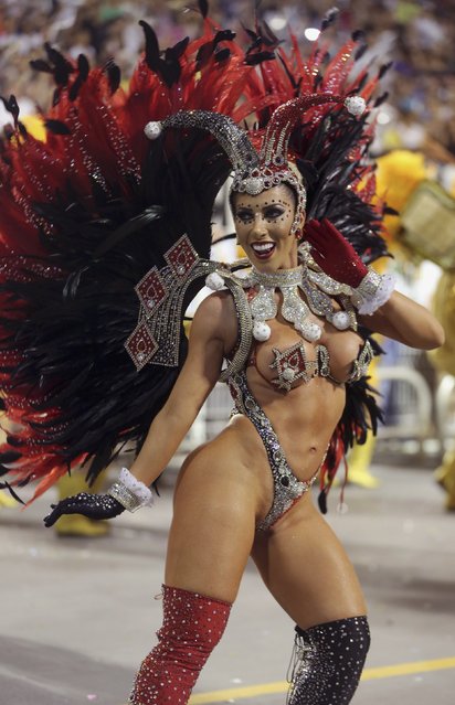 A reveller from the Gavioes da Fiel Samba School takes part in a carnival at Anhembi Sambadrome in Sao Paulo February 15, 2015. (Photo by Paulo Whitaker/Reuters)