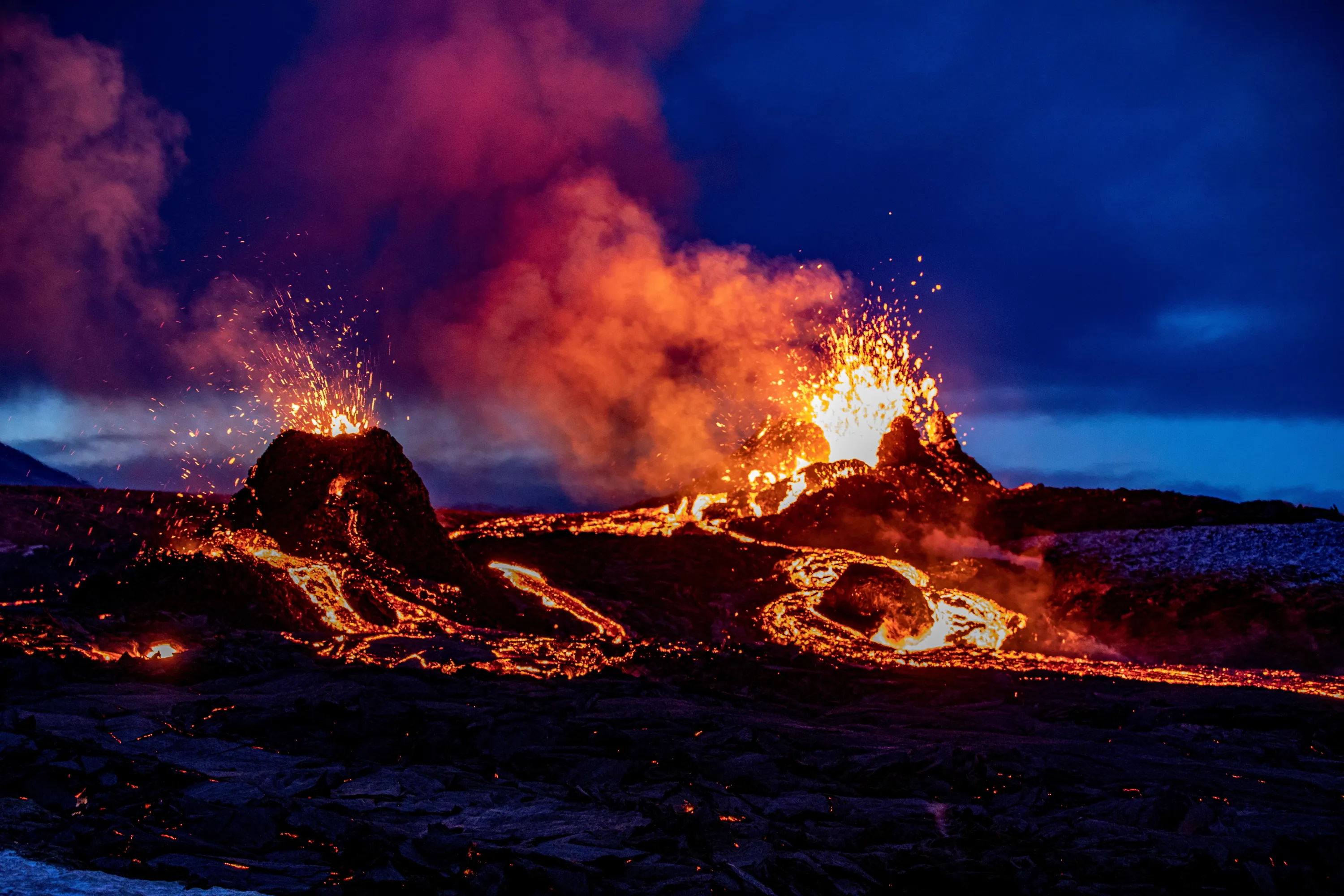Почему в исландии большое количество вулканов. Эйяфьядлайёкюдль вулкан в Исландии. Вулкан Исландии Эйяфьятлайокудль 2010. Извержение вулкана в Исландии Эйяфьятлайокудль. Вулкан Эйяфьятлайокудль извержение 2010.