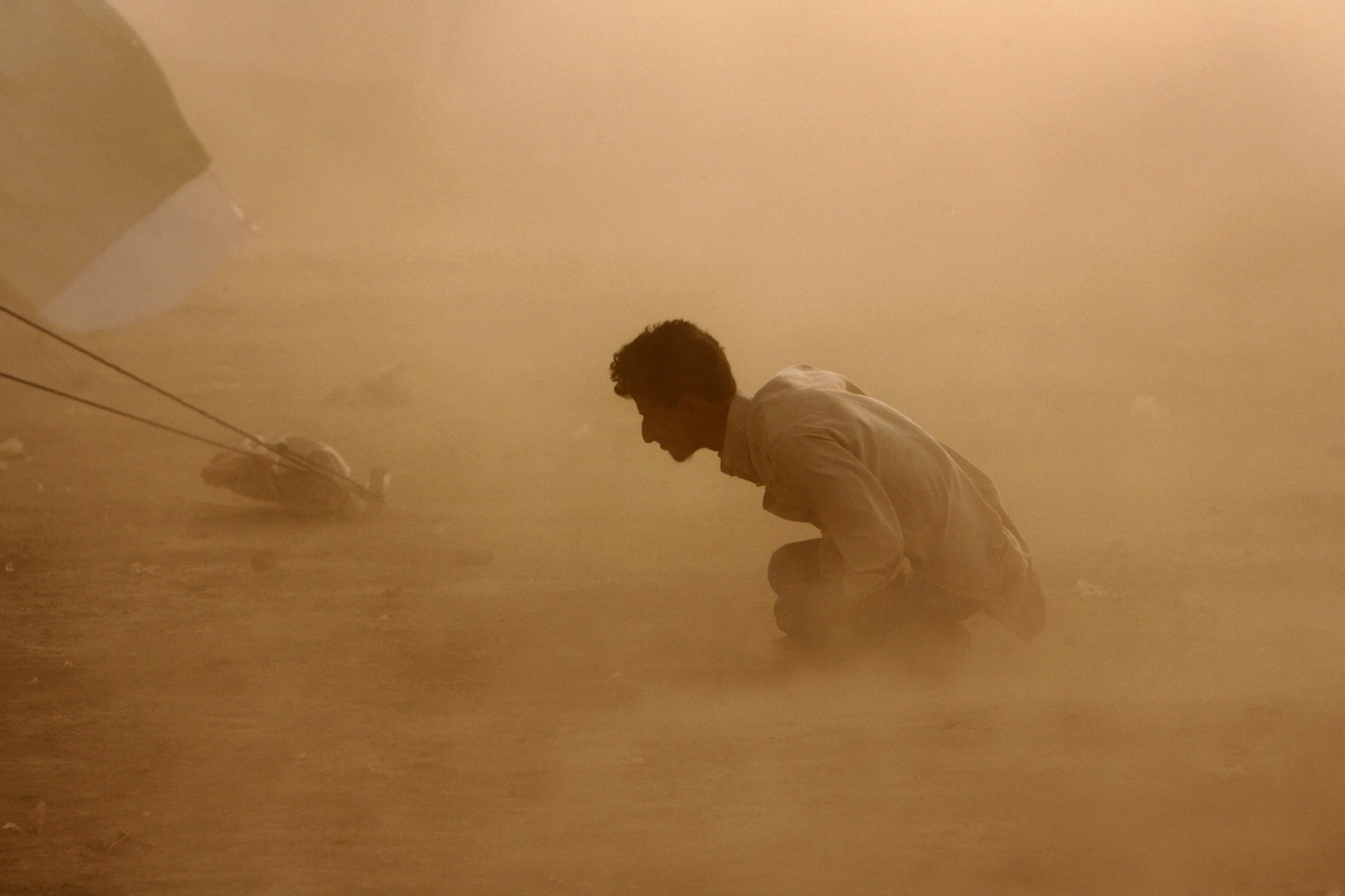 Бури человеческой жизни никак не. Песчаная буря. Пыльная буря в пустыне. Песчаный ветер. Человек пыльная буря.