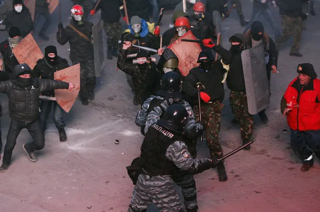 Pro-European integration protesters clash with Ukranian riot police during a rally near government administration buildings in Kiev January 19, 2014. (Photo by Gleb Garanich/Reuters)