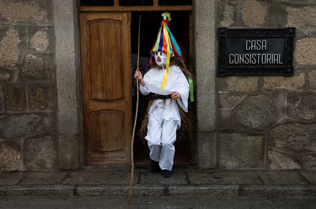 A reveller, dressed as “Zarramache”, leaves the city hall during celebrations to mark Saint Blaise's festivity in Casavieja, Spain February 3, 2017. (Photo by Sergio Perez/Reuters)