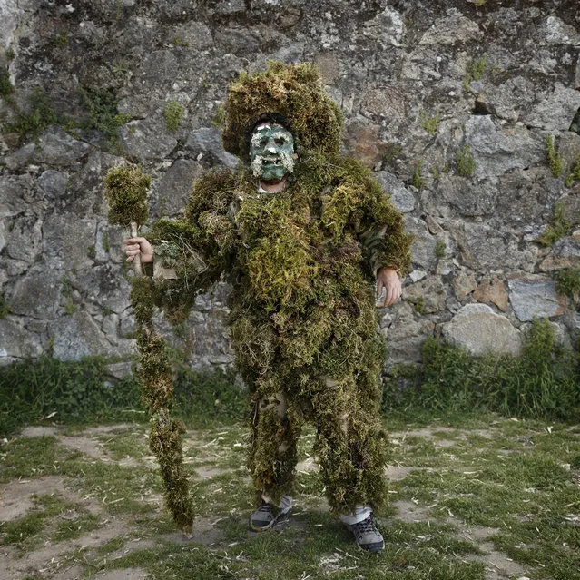 In this April 1, 2017 picture a man dressed as a “Trapajon” and representing a natural entity poses for a picture before a traditional Spanish mask gathering in the small village of Casavieja, Spain. (Photo by Daniel Ochoa de Olza/AP Photo)