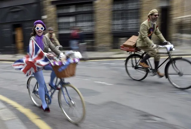 Participants set off at the start of the The Tweed Run in central London, Britain, May 14, 2016. (Photo by Hannah McKay/Reuters)