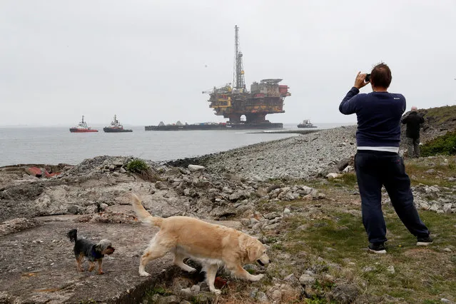A man photographs Shell's Brent Delta oil platform as it is towed into Hartlepool, Britain May 2, 2017. (Photo by Darren Staples/Reuters)