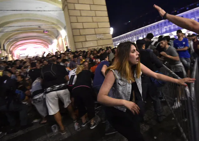 Juventus supporters evacuate Piazza San Carlo after a panic movement in the fanzone where thousands of Juventus fans were watching the UEFA Champions League Final football match between Juventus and Real Madrid on a giant screen, on June 3, 2017 in Turin. (Photo by Giorgio Perottino/Reuters)