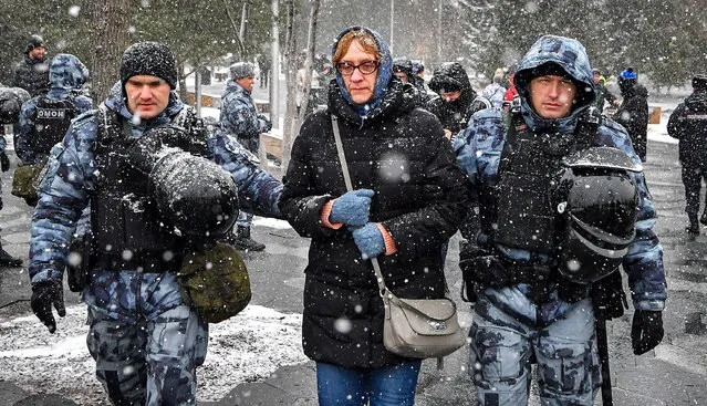 Police officers detain a woman during a protest against Russian military action in Ukraine, in central Moscow on April 2, 2022. (Photo by AFP Photo/Stringer)