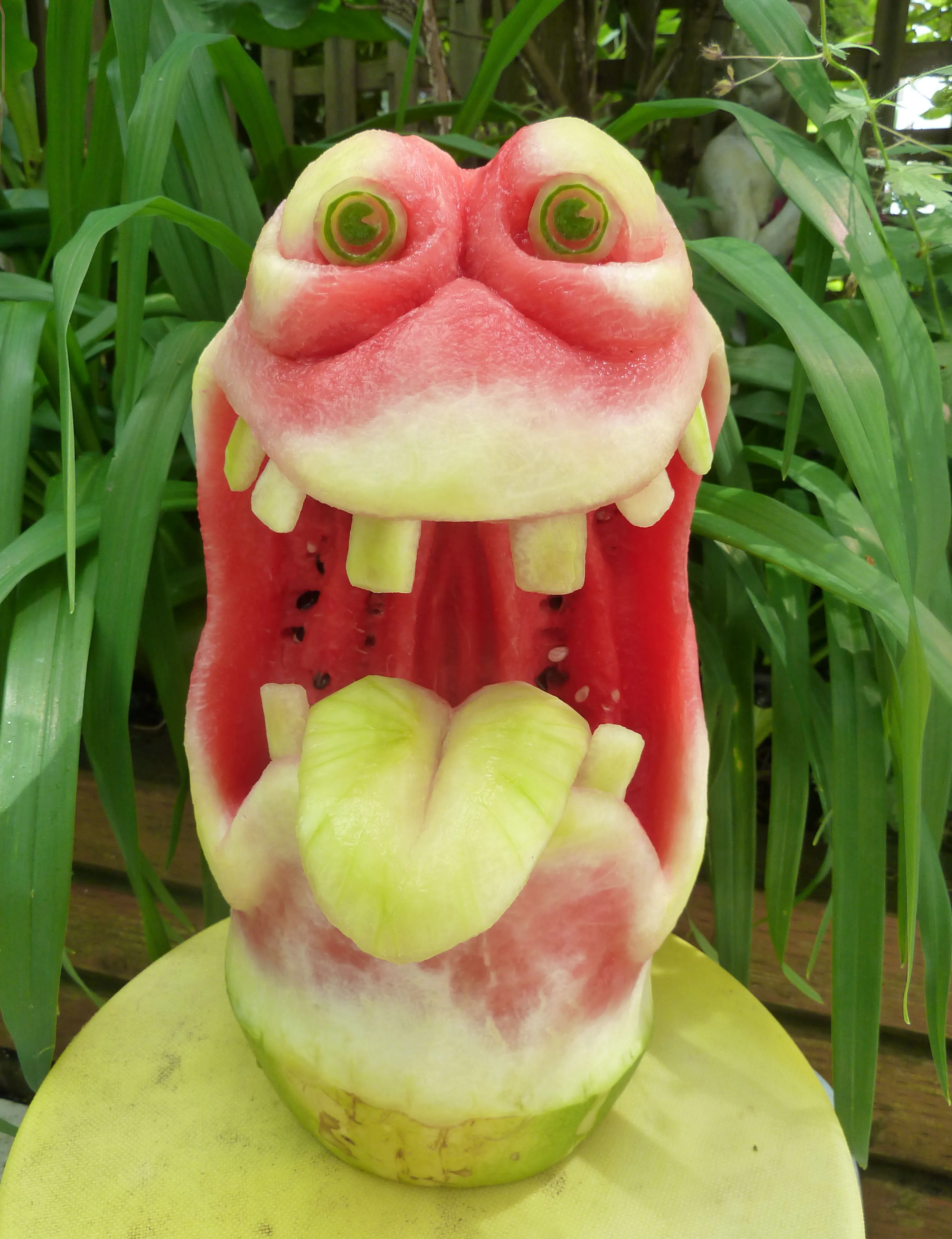 Ужасные фрукты. Клайв Купер скульптуры из арбуза. Фигуры из арбуза. Фигурки из овощей. Фигурки из фруктов.