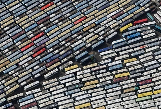 An aerial view shows buses parked after dropping Muslim pilgrims off near Mount Arafat, also known as Jabal al-Rahma (Mount of Mercy), southeast of the Saudi holy city of Mecca, on Arafat Day which is the climax of the Hajj pilgrimage on August 31, 2017. Arafat is the site where Muslims believe the Prophet Mohammed gave his last sermon about 14 centuries ago after leading his followers on the pilgrimage. (Photo by Karim Sahib/AFP Photo)