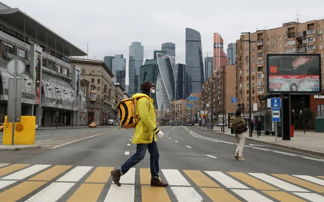 A Yandex.Eats food delivery courier crosses a street, after the city authorities announced a partial lockdown ordering residents to stay at home to prevent the spread of coronavirus disease (COVID-19), in Moscow, Russia on March 30, 2020. (Photo by Evgenia Novozhenina/Reuters)